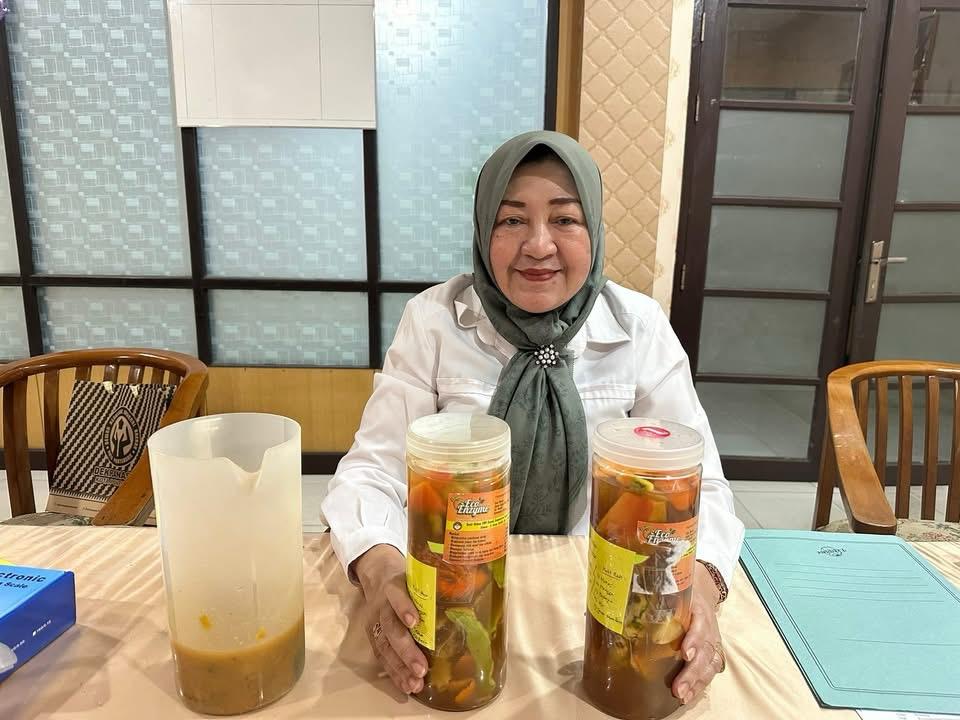 DWP Kanwil Kemenag Kalbar Panen Eco Enzyme Setelah Tiga Bulan Fermentasi