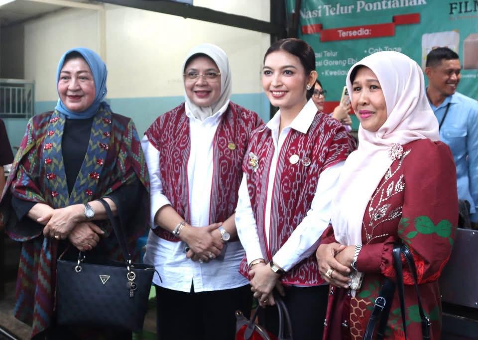 Penasehat DWP Kemenag RI Beserta Rombongan di Bumi Khatulistiwa